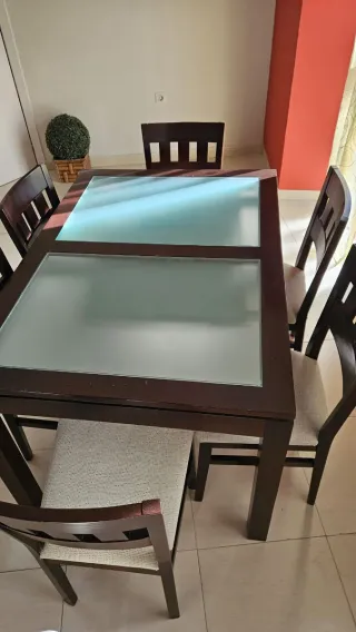 Mesa de comedor con 4 sillas
