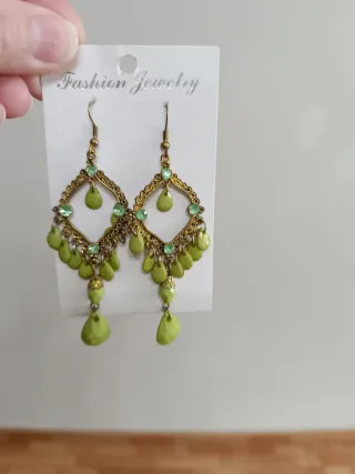 Pendientes dorados con detalles verdes