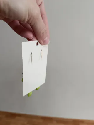 Pendientes dorados con detalles verdes