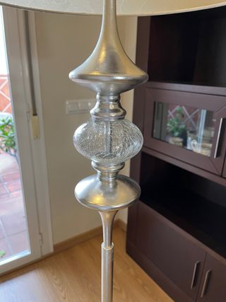 Lámpara de pie plata y blanco