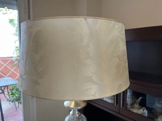 Lámpara de pie plata y blanco