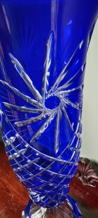 Jarrón de cristal azul tallado