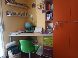 Dormitorio juvenil naranja y morado