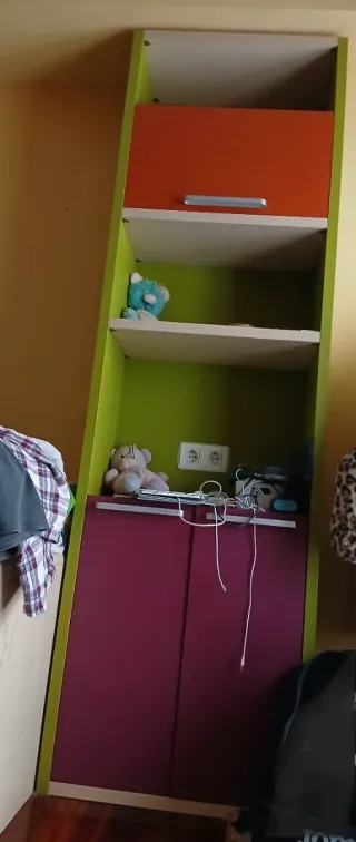Dormitorio juvenil naranja y morado