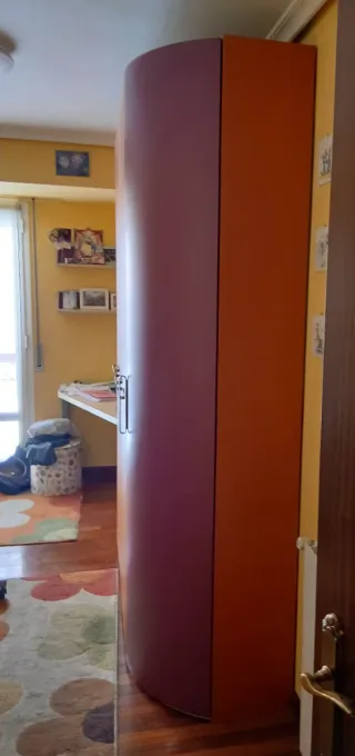 Dormitorio juvenil naranja y morado
