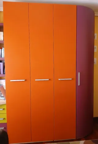 Dormitorio juvenil naranja y morado