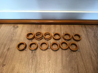 Barra de cortina y anillas de madera