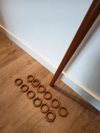 Barra de cortina y anillas de madera