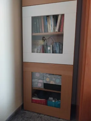 Vitrina de madera y cristal Ikea