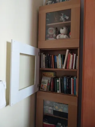 Vitrina de madera y cristal Ikea