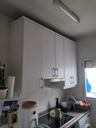 Muebles de cocina blancos y grises