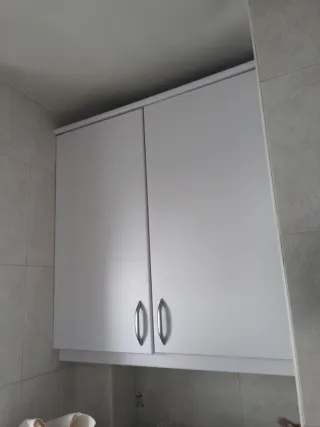 Muebles de cocina blancos y grises