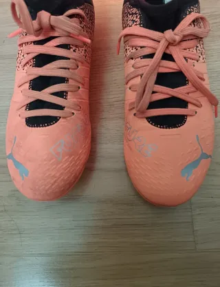 Botas de fútbol Puma naranjas y negras