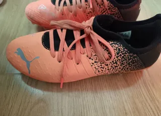 Botas de fútbol Puma naranjas y negras