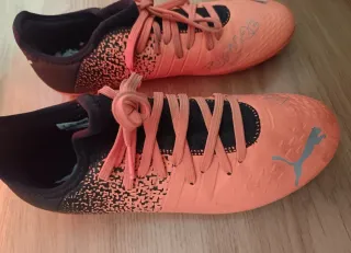 Botas de fútbol Puma naranjas y negras
