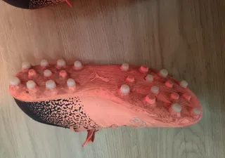 Botas de fútbol Puma naranjas y negras