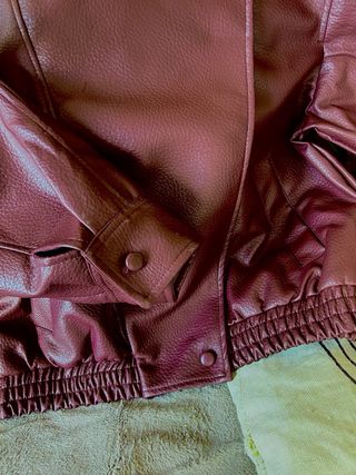 Cazadora efecto piel burdeos Talla M