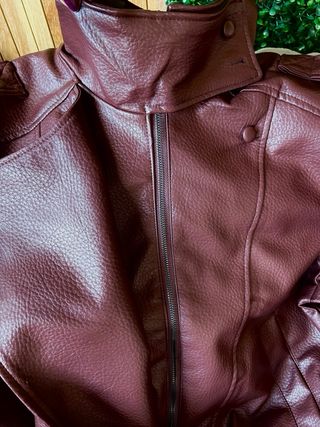 Cazadora efecto piel burdeos Talla M