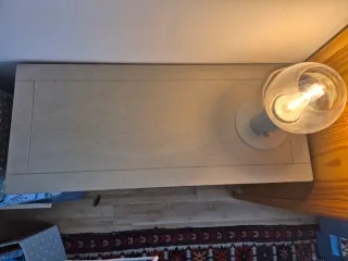 Mueble auxiliar con cestas de mimbre