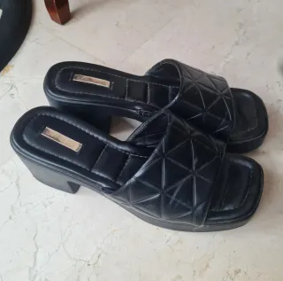 Cuñas negras acolchadas