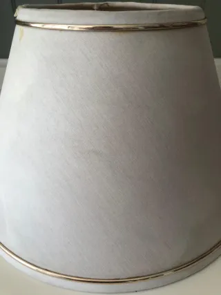 Pantalla de lámpara beige y dorada