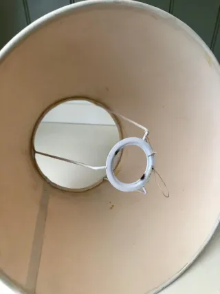 Pantalla de lámpara beige y dorada