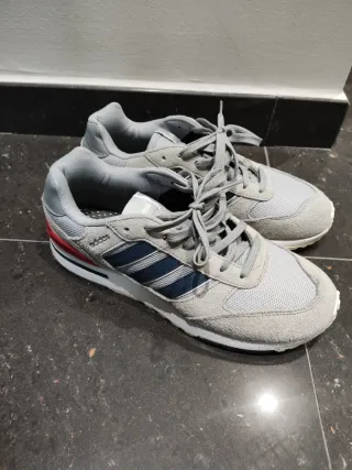 Zapatillas Adidas grises y rojas