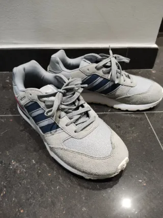 Zapatillas Adidas grises y rojas