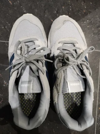 Zapatillas Adidas grises y rojas