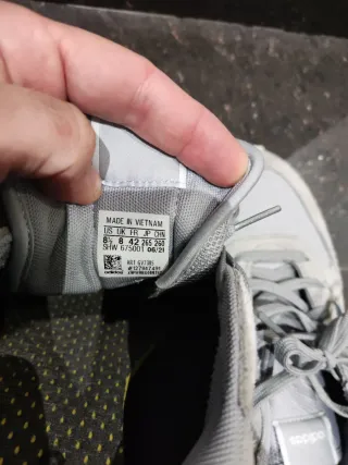 Zapatillas Adidas grises y rojas