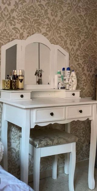 Tocador blanco con espejo tríptico