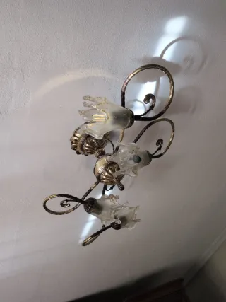 Lámpara de techo dorada y cristal