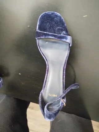 Sandalias tacón Mango moradas terciopelo