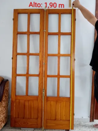 Puerta doble de madera con cristales