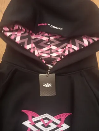Sudadera con capucha Umbro negra y rosa