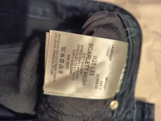 Vaqueros Lee Scarlett