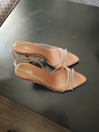Sandalias tacón Zara rosas con pedrería
