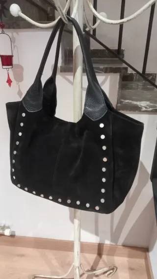 Bolso SlowLove de Piel Negra con Tachuelas.