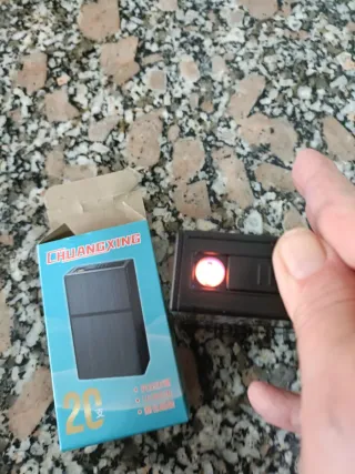 Pitillera mechero USB capacidad 20 unidades marrón