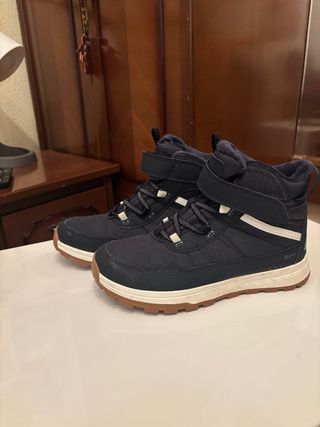 Botas de nieve azules y marrones