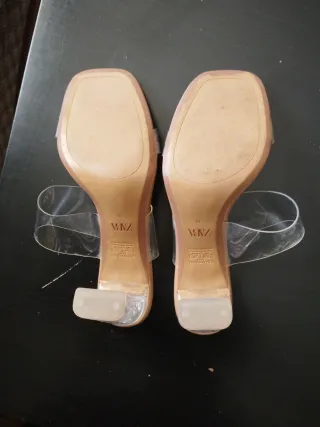 Sandalias Zara tacón transparente beige