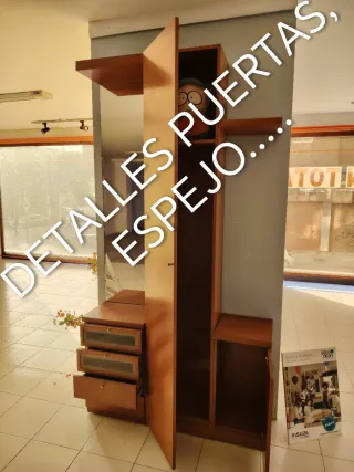 Mueble de entrada con cajones y puertas