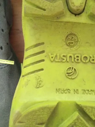 Zapatos de seguridad grises y verdes