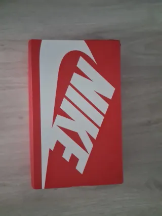 Jordan Spizike Low Team Blanco y Rojo.