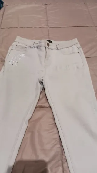 Pantalón tejano con bordado floral