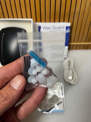 Audífonos Beige y Negro con Estuche