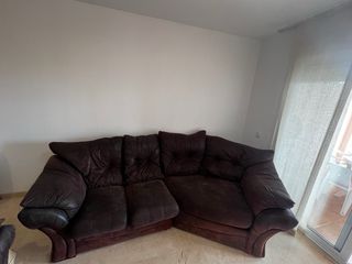 Sofá y butacón de piel marrón