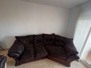 Sofá y butacón de piel marrón