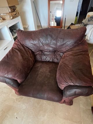 Sofá y butacón de piel marrón
