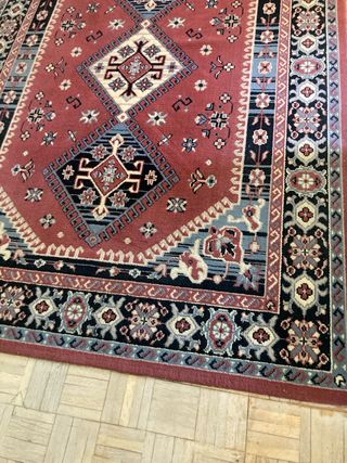 Alfombra estilo persa roja y negra